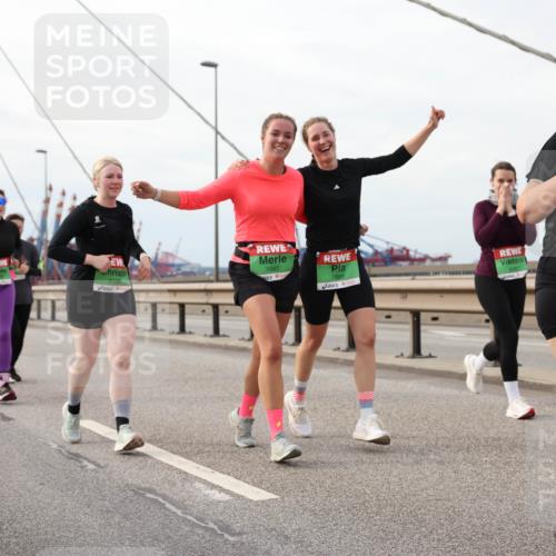 03.10.2025 - Köhlbrandbrückenlauf Lena Gebhardt http://msf.ph/oto/9205363 03.10.2025 16:00:50 Position 2 8165, 7887, 7888, 8658 meine-sportfotos.de