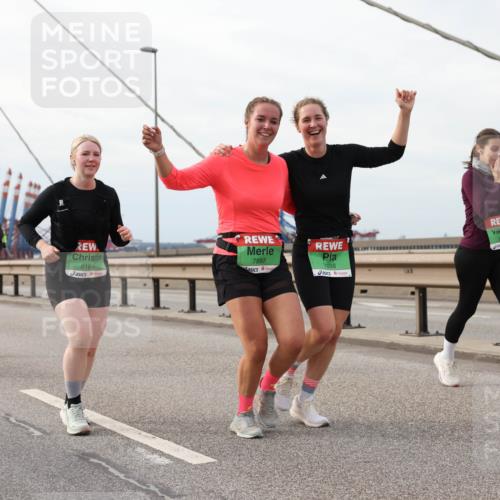 03.10.2025 - Köhlbrandbrückenlauf Lena Gebhardt http://msf.ph/oto/9205364 03.10.2025 16:00:50 Position 2 8165, 7887, 7888 meine-sportfotos.de
