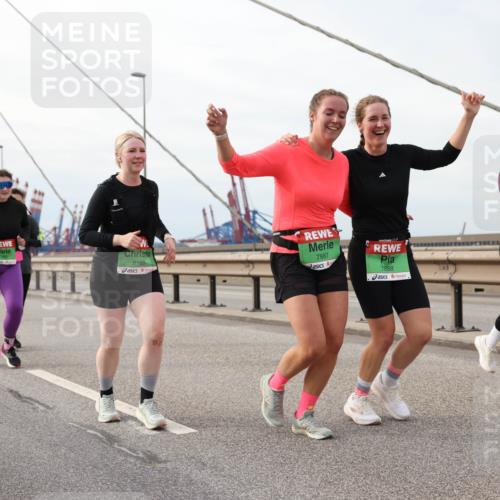 03.10.2025 - Köhlbrandbrückenlauf Lena Gebhardt http://msf.ph/oto/9205367 03.10.2025 16:00:51 Position 2 8165, 7887, 7888, 8581 meine-sportfotos.de