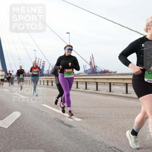 03.10.2025 - Köhlbrandbrückenlauf Lena Gebhardt http://msf.ph/oto/9205372 03.10.2025 16:00:52 Position 2 8165 meine-sportfotos.de
