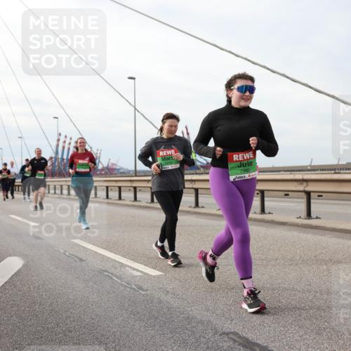 03.10.2025 - Köhlbrandbrückenlauf Lena Gebhardt http://msf.ph/oto/9205379 03.10.2025 16:00:53 Position 2 8234, 7963 meine-sportfotos.de