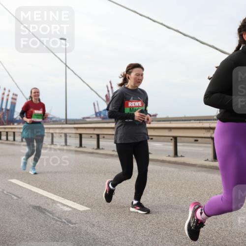 03.10.2025 - Köhlbrandbrückenlauf Lena Gebhardt http://msf.ph/oto/9205382 03.10.2025 16:00:53 Position 2 7963 meine-sportfotos.de