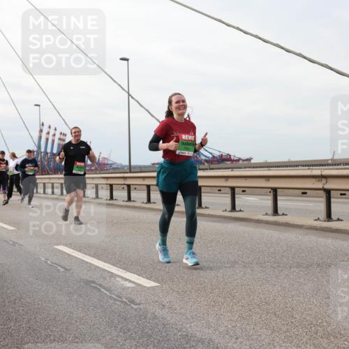 03.10.2025 - Köhlbrandbrückenlauf Lena Gebhardt http://msf.ph/oto/9205384 03.10.2025 16:00:55 Position 2  meine-sportfotos.de
