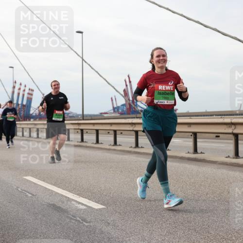 03.10.2025 - Köhlbrandbrückenlauf Lena Gebhardt http://msf.ph/oto/9205387 03.10.2025 16:00:55 Position 2 7865 meine-sportfotos.de