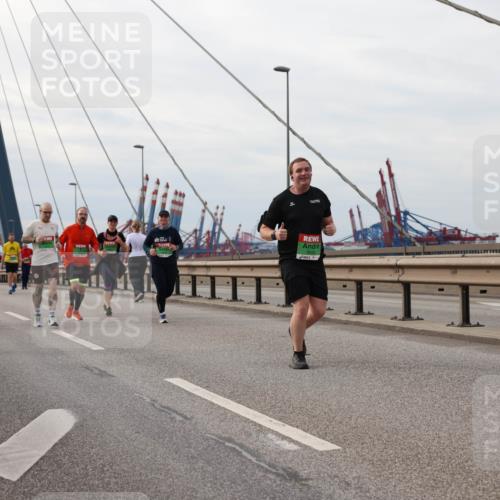 03.10.2025 - Köhlbrandbrückenlauf Lena Gebhardt http://msf.ph/oto/9205389 03.10.2025 16:00:56 Position 2  meine-sportfotos.de