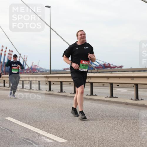 03.10.2025 - Köhlbrandbrückenlauf Lena Gebhardt http://msf.ph/oto/9205390 03.10.2025 16:00:56 Position 2 8058 meine-sportfotos.de