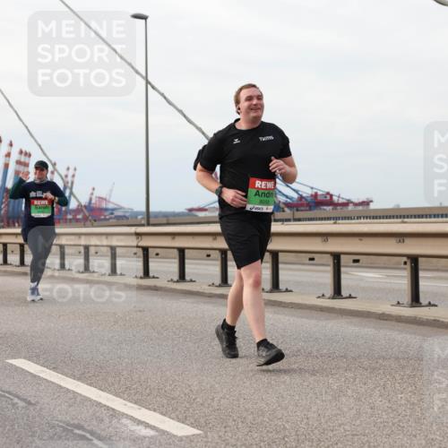 03.10.2025 - Köhlbrandbrückenlauf Lena Gebhardt http://msf.ph/oto/9205391 03.10.2025 16:00:56 Position 2 8058, 9142 meine-sportfotos.de