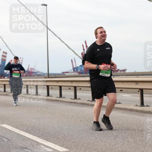 03.10.2025 - Köhlbrandbrückenlauf Lena Gebhardt http://msf.ph/oto/9205392 03.10.2025 16:00:56 Position 2 8058 meine-sportfotos.de