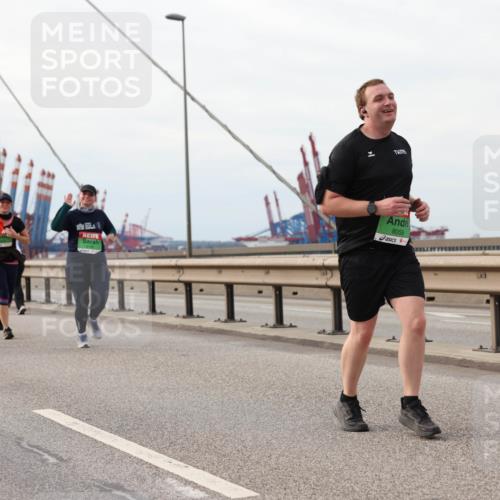 03.10.2025 - Köhlbrandbrückenlauf Lena Gebhardt http://msf.ph/oto/9205393 03.10.2025 16:00:56 Position 2 8058 meine-sportfotos.de