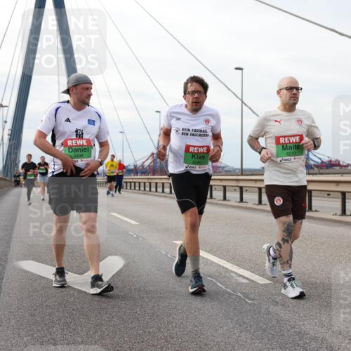 03.10.2025 - Köhlbrandbrückenlauf Lena Gebhardt http://msf.ph/oto/9205414 03.10.2025 16:01:01 Position 2 8498, 8280, 8272 meine-sportfotos.de