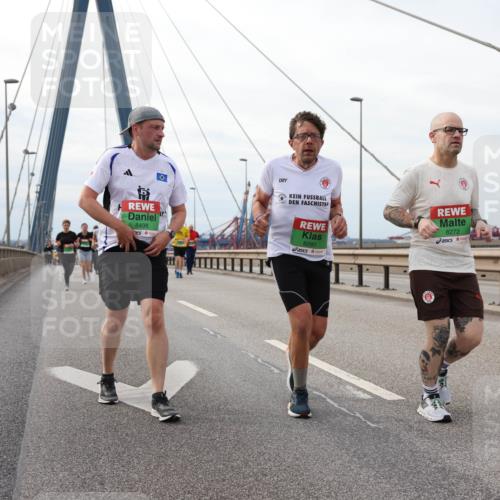 03.10.2025 - Köhlbrandbrückenlauf Lena Gebhardt http://msf.ph/oto/9205416 03.10.2025 16:01:01 Position 2 8498, 8280, 8272 meine-sportfotos.de