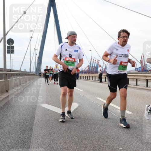 03.10.2025 - Köhlbrandbrückenlauf Lena Gebhardt http://msf.ph/oto/9205417 03.10.2025 16:01:01 Position 2 8498, 8272, 8280 meine-sportfotos.de