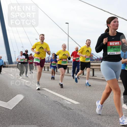 03.10.2025 - Köhlbrandbrückenlauf Lena Gebhardt http://msf.ph/oto/9205436 03.10.2025 16:01:08 Position 2 7943, 9576 meine-sportfotos.de