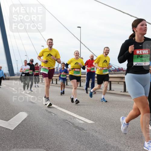 03.10.2025 - Köhlbrandbrückenlauf Lena Gebhardt http://msf.ph/oto/9205437 03.10.2025 16:01:08 Position 2 7943, 9576 meine-sportfotos.de