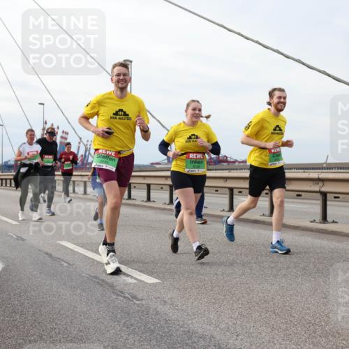 03.10.2025 - Köhlbrandbrückenlauf Lena Gebhardt http://msf.ph/oto/9205441 03.10.2025 16:01:09 Position 2 8747, 8163, 8748 meine-sportfotos.de
