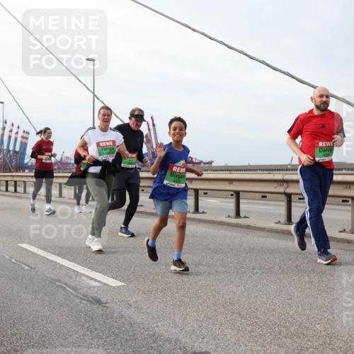 03.10.2025 - Köhlbrandbrückenlauf Lena Gebhardt http://msf.ph/oto/9205447 03.10.2025 16:01:11 Position 2  meine-sportfotos.de
