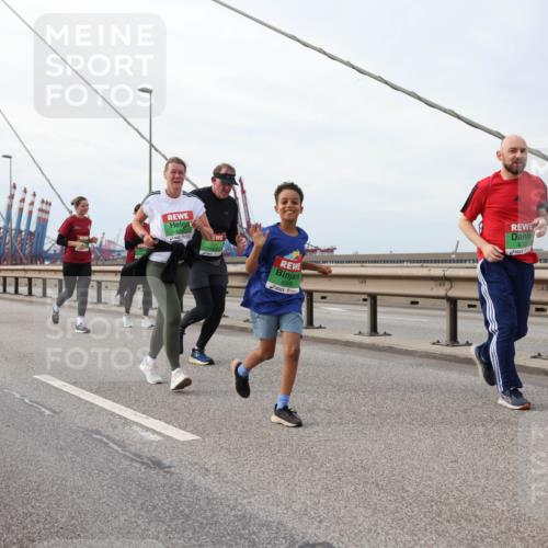 03.10.2025 - Köhlbrandbrückenlauf Lena Gebhardt http://msf.ph/oto/9205448 03.10.2025 16:01:11 Position 2 8329, 8339 meine-sportfotos.de