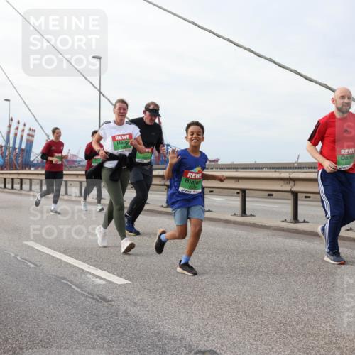 03.10.2025 - Köhlbrandbrückenlauf Lena Gebhardt http://msf.ph/oto/9205449 03.10.2025 16:01:11 Position 2 8329 meine-sportfotos.de