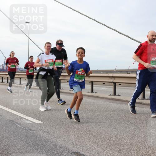 03.10.2025 - Köhlbrandbrückenlauf Lena Gebhardt http://msf.ph/oto/9205453 03.10.2025 16:01:11 Position 2  meine-sportfotos.de