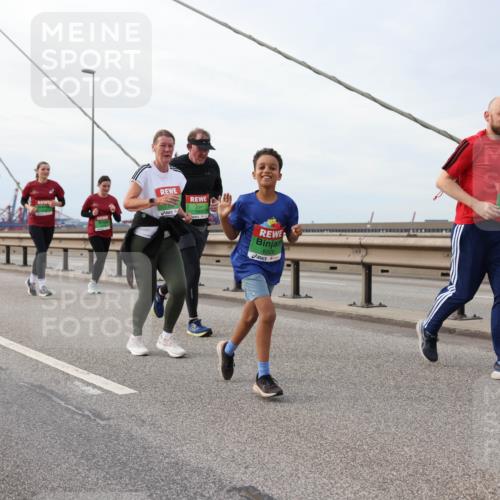 03.10.2025 - Köhlbrandbrückenlauf Lena Gebhardt http://msf.ph/oto/9205454 03.10.2025 16:01:11 Position 2 8329 meine-sportfotos.de