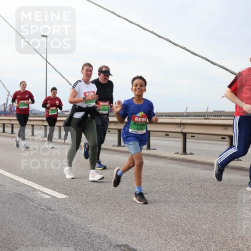 03.10.2025 - Köhlbrandbrückenlauf Lena Gebhardt http://msf.ph/oto/9205455 03.10.2025 16:01:11 Position 2 8329 meine-sportfotos.de