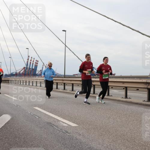 03.10.2025 - Köhlbrandbrückenlauf Lena Gebhardt http://msf.ph/oto/9205459 03.10.2025 16:01:12 Position 2  meine-sportfotos.de