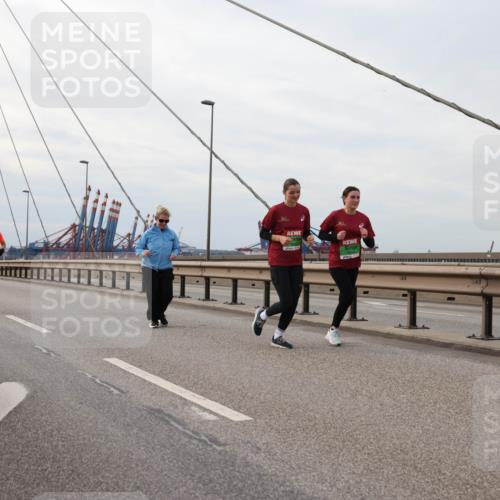 03.10.2025 - Köhlbrandbrückenlauf Lena Gebhardt http://msf.ph/oto/9205460 03.10.2025 16:01:13 Position 2  meine-sportfotos.de