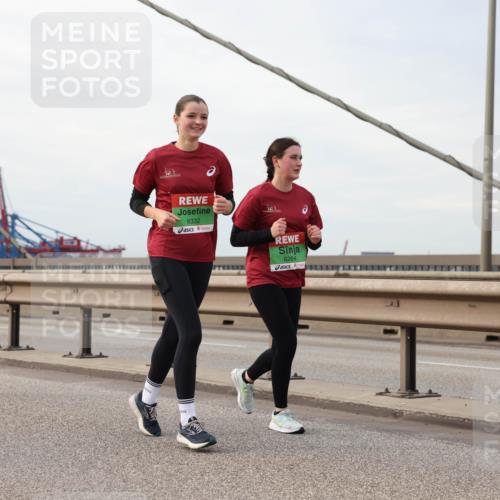 03.10.2025 - Köhlbrandbrückenlauf Lena Gebhardt http://msf.ph/oto/9205461 03.10.2025 16:01:13 Position 2 8332, 8264 meine-sportfotos.de