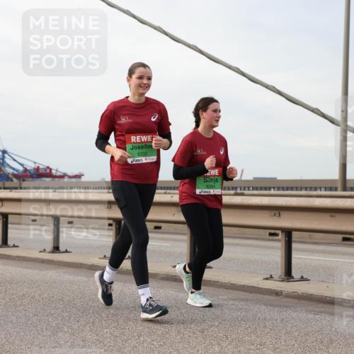 03.10.2025 - Köhlbrandbrückenlauf Lena Gebhardt http://msf.ph/oto/9205462 03.10.2025 16:01:14 Position 2 8332, 8264 meine-sportfotos.de