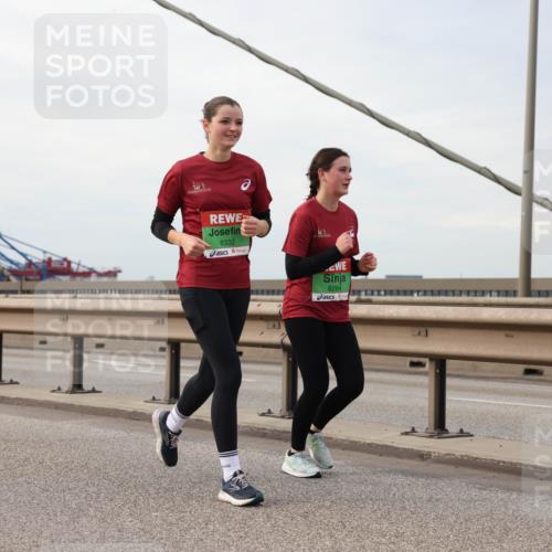 03.10.2025 - Köhlbrandbrückenlauf Lena Gebhardt http://msf.ph/oto/9205463 03.10.2025 16:01:14 Position 2 8332, 8264 meine-sportfotos.de