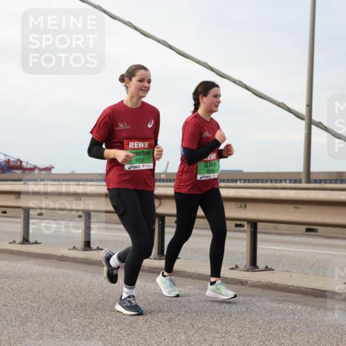 03.10.2025 - Köhlbrandbrückenlauf Lena Gebhardt http://msf.ph/oto/9205465 03.10.2025 16:01:14 Position 2 8332, 8264 meine-sportfotos.de