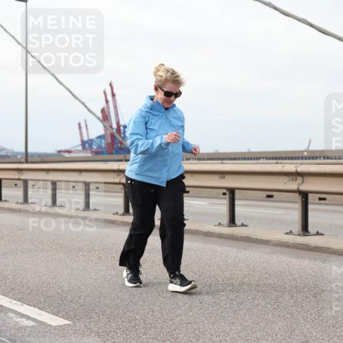 03.10.2025 - Köhlbrandbrückenlauf Lena Gebhardt http://msf.ph/oto/9205470 03.10.2025 16:01:15 Position 2  meine-sportfotos.de