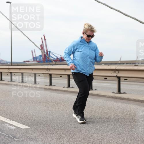 03.10.2025 - Köhlbrandbrückenlauf Lena Gebhardt http://msf.ph/oto/9205474 03.10.2025 16:01:15 Position 2 11 meine-sportfotos.de