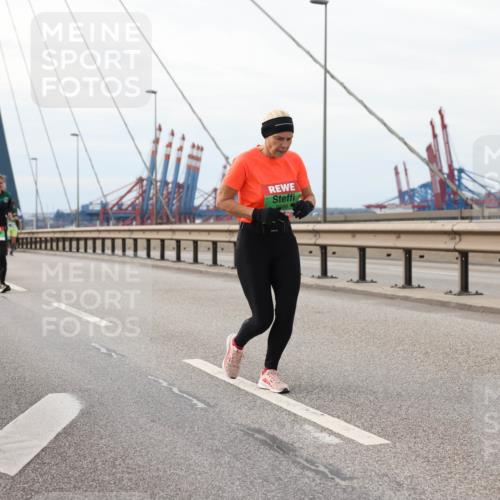 03.10.2025 - Köhlbrandbrückenlauf Lena Gebhardt http://msf.ph/oto/9205479 03.10.2025 16:01:16 Position 2  meine-sportfotos.de