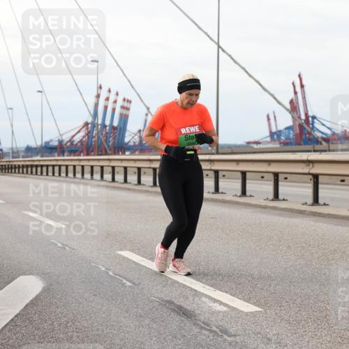 03.10.2025 - Köhlbrandbrückenlauf Lena Gebhardt http://msf.ph/oto/9205480 03.10.2025 16:01:16 Position 2 8588 meine-sportfotos.de