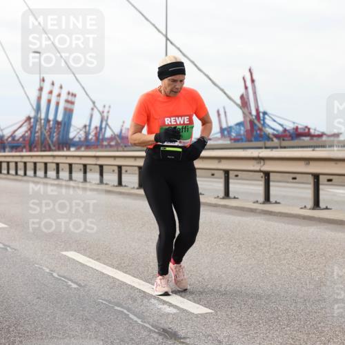 03.10.2025 - Köhlbrandbrückenlauf Lena Gebhardt http://msf.ph/oto/9205481 03.10.2025 16:01:17 Position 2  meine-sportfotos.de