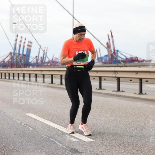 03.10.2025 - Köhlbrandbrückenlauf Lena Gebhardt http://msf.ph/oto/9205482 03.10.2025 16:01:17 Position 2 8588 meine-sportfotos.de