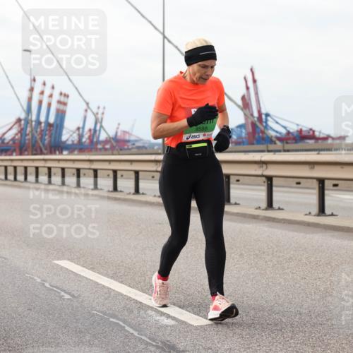 03.10.2025 - Köhlbrandbrückenlauf Lena Gebhardt http://msf.ph/oto/9205484 03.10.2025 16:01:17 Position 2 8588 meine-sportfotos.de