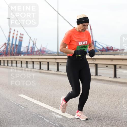 03.10.2025 - Köhlbrandbrückenlauf Lena Gebhardt http://msf.ph/oto/9205485 03.10.2025 16:01:17 Position 2  meine-sportfotos.de