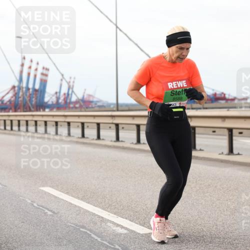 03.10.2025 - Köhlbrandbrückenlauf Lena Gebhardt http://msf.ph/oto/9205487 03.10.2025 16:01:17 Position 2 8588 meine-sportfotos.de