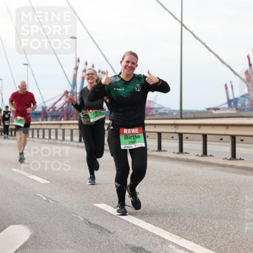 03.10.2025 - Köhlbrandbrückenlauf Lena Gebhardt http://msf.ph/oto/9205496 03.10.2025 16:01:20 Position 2 9063 meine-sportfotos.de