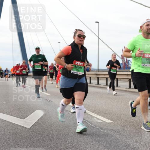03.10.2025 - Köhlbrandbrückenlauf Lena Gebhardt http://msf.ph/oto/9205526 03.10.2025 16:01:30 Position 2 8575, 8730, 943, 8729 meine-sportfotos.de