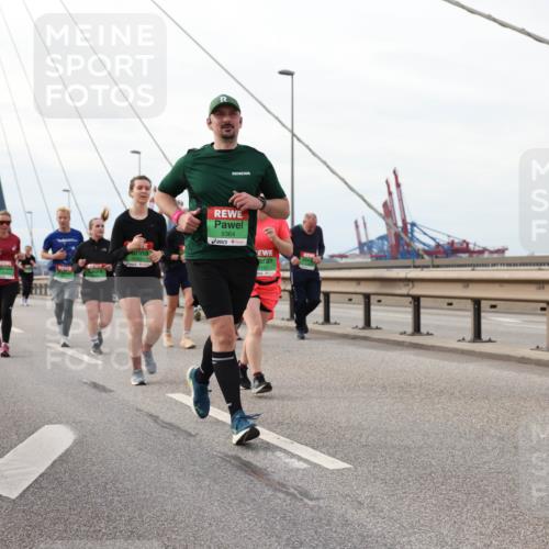 03.10.2025 - Köhlbrandbrückenlauf Lena Gebhardt http://msf.ph/oto/9205530 03.10.2025 16:01:31 Position 2 9364 meine-sportfotos.de