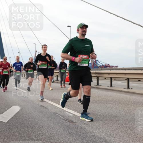 03.10.2025 - Köhlbrandbrückenlauf Lena Gebhardt http://msf.ph/oto/9205532 03.10.2025 16:01:32 Position 2 9364 meine-sportfotos.de