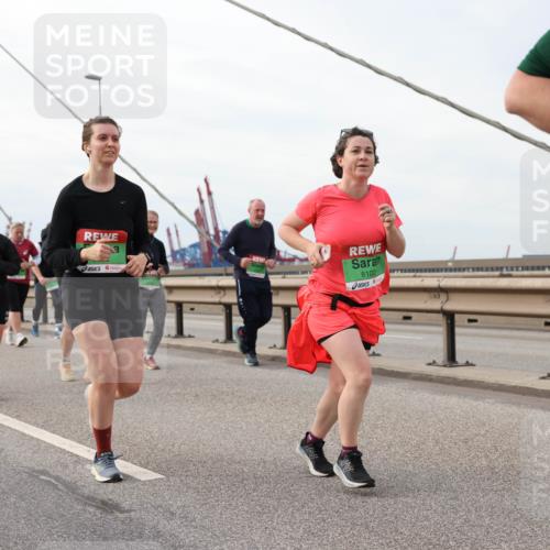 03.10.2025 - Köhlbrandbrückenlauf Lena Gebhardt http://msf.ph/oto/9205536 03.10.2025 16:01:33 Position 2 8102 meine-sportfotos.de
