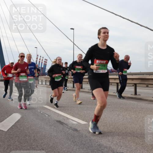 03.10.2025 - Köhlbrandbrückenlauf Lena Gebhardt http://msf.ph/oto/9205539 03.10.2025 16:01:33 Position 2  meine-sportfotos.de