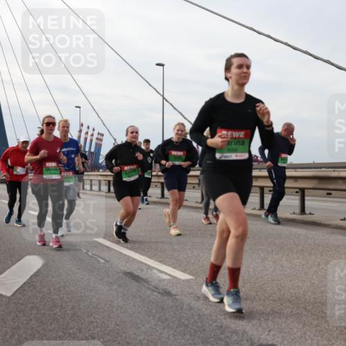 03.10.2025 - Köhlbrandbrückenlauf Lena Gebhardt http://msf.ph/oto/9205540 03.10.2025 16:01:33 Position 2 8568 meine-sportfotos.de