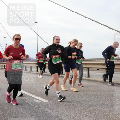 03.10.2025 - Köhlbrandbrückenlauf Lena Gebhardt http://msf.ph/oto/9205544 03.10.2025 16:01:34 Position 2 7254, 8684, 111 meine-sportfotos.de