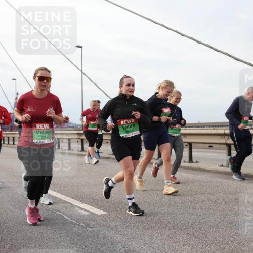 03.10.2025 - Köhlbrandbrückenlauf Lena Gebhardt http://msf.ph/oto/9205545 03.10.2025 16:01:34 Position 2 7254, 8684 meine-sportfotos.de