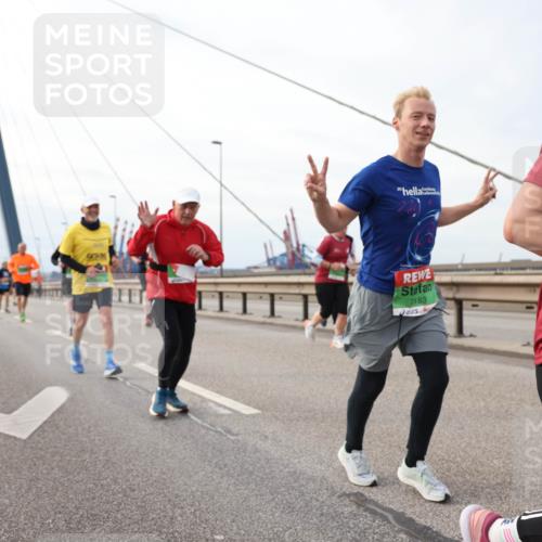 03.10.2025 - Köhlbrandbrückenlauf Lena Gebhardt http://msf.ph/oto/9205552 03.10.2025 16:01:36 Position 2 7183, 72 meine-sportfotos.de